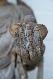 Een grote Chinese houten sculptuur van Guanyin, Ming